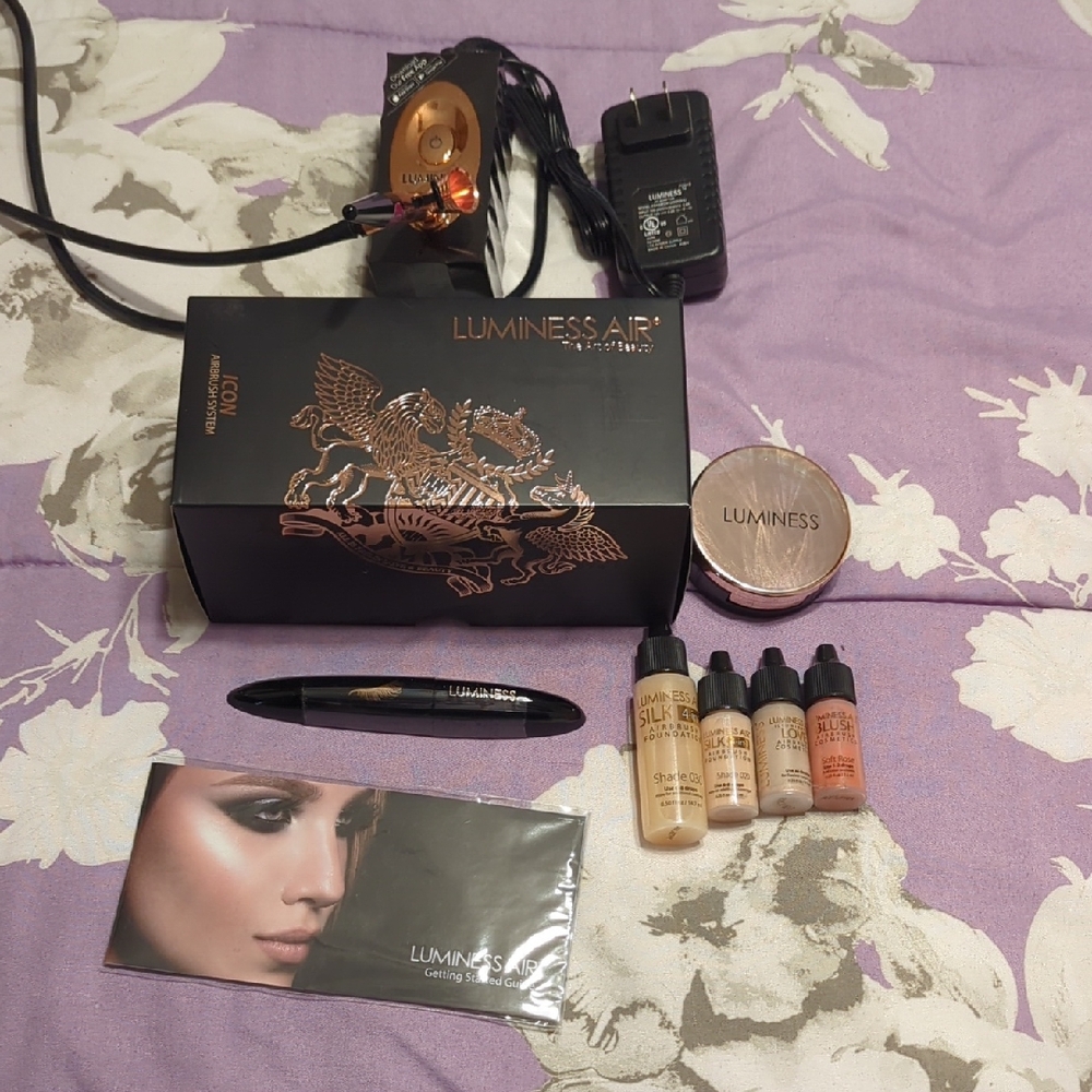 Luminess Airbrush Makeup Set with Gold and Black Design